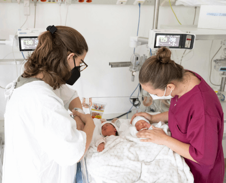 Neonatologie 2 Zwei Krankenschwester mit zwei Babys